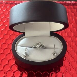 Stunning 14k white gold and diamond ring and matching earrings ❤️❤️